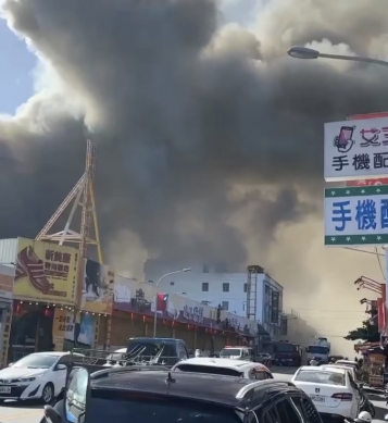 吉安黃昏市場199生活百貨世界倉庫惡火｜火舌飛舞、濃煙密布！