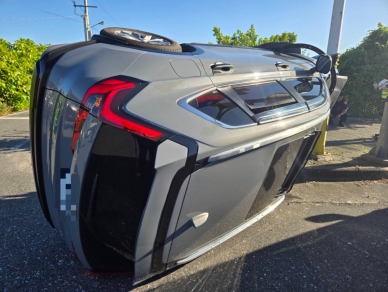 士官飛車｜花蓮市小轎車路口左轉自撞燈桿側翻