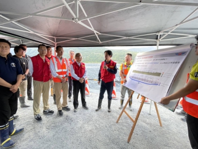 總統賴清德視察馬太鞍溪便橋修建進度｜公路局：已完成便道575公尺，以10/15日為通車目標！