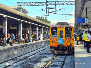 創下歷史新高｜光復站10/4日超過五萬人次進出，DMU3100持續往返光復=花蓮間載送超人們支援前線。