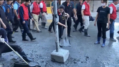 網傳「徐縣長擺拍、鏟兩下」｜花蓮縣政府：徐縣長與志工自然互動表達關心及感謝，尊重網友評論，敬請網友多關注光復鄉救災進程。