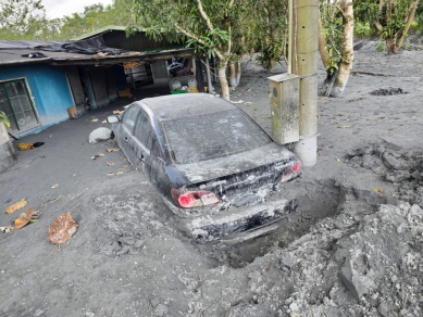 SOS、SOS｜鳳林也很慘，堰塞湖泥流奔襲，老邁災民求助：「我們也很需要鏟泥超人….！」