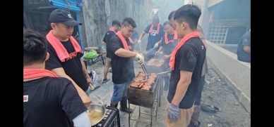 災區限定｜泥濘中的中秋夜，善心團體發起「香腸陪你過中秋」活動，光復災區濃濃炭火香！