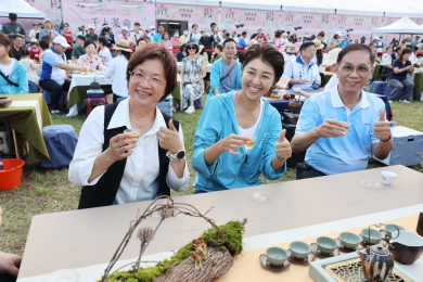 南投茶博人潮強強滾 千人茶會茶席飄香