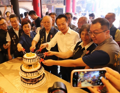 新港奉天宮契子女中秋回宮團圓 縣長翁章梁祈福團拜切蛋糕