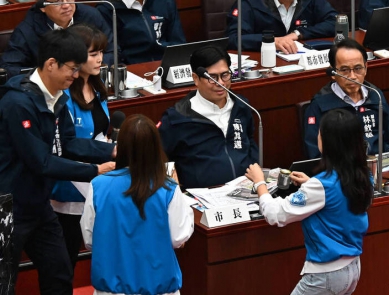高市議會藍營怒批陳市府「有事就推、沒事就吹」