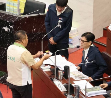 高市議會民進黨團送陳其邁「反轉布丁」 盼反轉不公財劃法