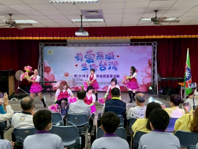 跨越障礙綻放光芒  混障綜藝團民生國中演出　失去四肢少女郭韋齊隨團演出  攀登玉山、泳渡日月潭  生命教育震撼師生