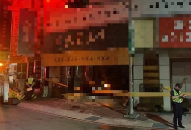 私轎車直速衝入茶葉行    造成母子一死一傷慘劇