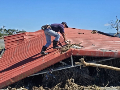 被一團黑壓壓水牆一路追著跑｜解甲歸田飛官上校莊國斌，大洪水來襲，沿著田埂狂奔逃過一劫，回頭一看，才10分鐘，14年心血經營的果園不見了！