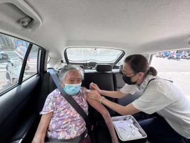 國慶日105歲人瑞接種流感與新冠疫苗 呼籲長輩踴躍接種疫苗保健康