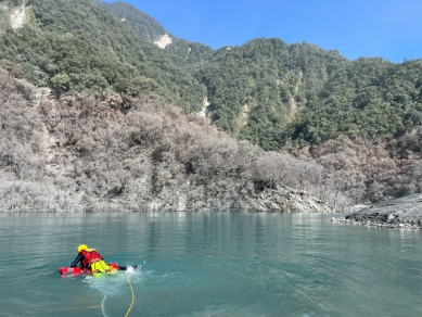 堰塞湖水位計重新安裝啟用｜淤沙嚴重蓄水量大幅縮減