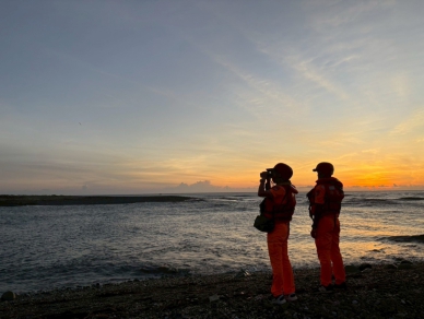 浪大竹筏翻覆｜秀姑巒溪出海口，2人泅水上岸、16歲高中女學生失蹤，陸海空全面搜尋！