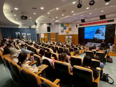 澎管處辦理「永續 x 菊島：海洋永續旅遊對話與綠遊市  匯聚產官學界共同推展海洋永續旅遊  藉由論壇與市集雙主軸，除邀請國內產官學界講者及在地業者分享經驗，戶外並設有近30攤力行綠色永續理念的特色攤位，共計吸引近700人次民眾參與，展現澎湖在地對於海洋保育與永續旅遊的重視。