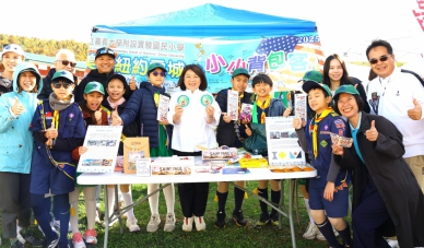 嘉義市長黃敏惠率隊參與美國雪城市拉法葉蘋果節 嘉大附小童軍行銷城市成為「小小外交官」