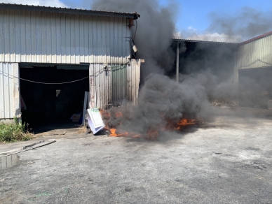 濃煙烈焰｜新城鄉資源回收場火警，迅速撲滅無人傷亡！