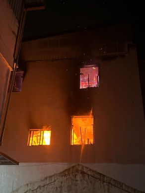 凌晨惡火｜鹿野鄉三層樓民宅火警，46歲男一住戶遭燙傷，迅速撲滅！