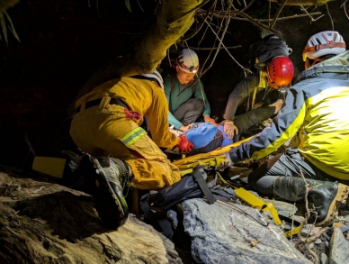 攀登羊頭山墜谷失聯｜遲遲等不到同伴下山趕緊報案，慈恩橋下摔成重傷，花蓮縣消防局成功救援！