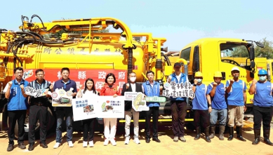 雲林縣政府加派清溝車、大型破碎機前進花蓮 縣長張麗善行前期勉團隊 盼助災後復原 災民早日重整家園