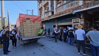 救災宅急便送到家｜每戶6000元現金，還有電鍋、電風扇、白米和食物，議長張峻光復災區一戶戶雪中送炭送上門。