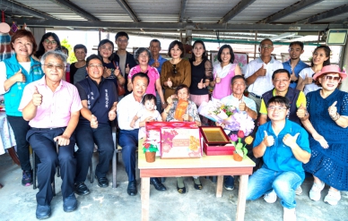 重陽節前夕 嘉義縣長翁章梁訪視黃清海、莊翁兜百歲人瑞 與家人簇擁慶賀 場面溫馨！