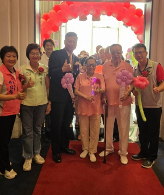 鑽石婚，台灣童謠之父施福珍夫妻（右2、3）由市長賴致富（左3）和立委陳素月（左2）等民代陪同進場。（照片公所提供）