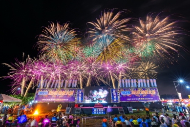 「頭城起飛 天空最美」!2025宜蘭頭城煙火節登場 1680秒煙火秀創全台最長紀錄