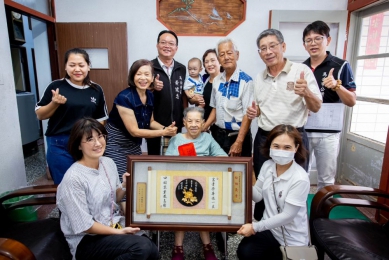 馬公市長黃健忠重陽節前夕走訪百歲人瑞與銀髮楷模  以行動致敬長者 目前馬公市共有百歲人瑞30位，其中最高齡達103歲的長者有4位，分別為東文里張榮炳、虎井里陳拈、烏崁里葉呂哖及興仁里楊清香；而光榮里更以6位人瑞榮登「長壽里」。黃市長逐一到府祝賀，除表達誠摯祝福外，也感謝人瑞們一生對家庭與社會的貢獻。