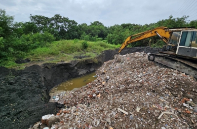 二林中科園區用地遭開挖回填未分類營建混合廢棄物。(照片檢方提供)