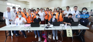員林宏仁醫院醫護人員進入溪湖鎮湖北國小接種流感疫苗。(照片宏仁提供)