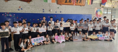 崇文國小攜手台灣世界展望會化身「愛心超人」援助花蓮光復災區　小市長謝和寯同學代表捐贈支票