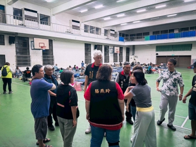 強制撤離村民至臨時收容站｜立霧溪堰塞湖危機處理，王玫瑰、駱燕玲、馬呈豪前往關懷，感謝慈濟提供福慧床協助安置。