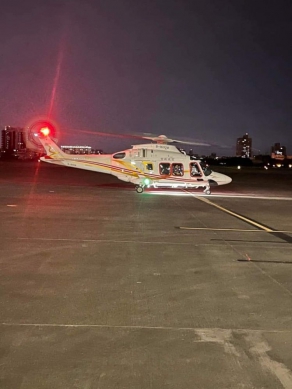 澎湖重大緊急醫療任務啟動駐地直昇機 爭取黃金救援時間  澎湖縣政府衛生局秉持「只要有人居住，就要讓醫療資源到達，不放棄任何一個生命」的使命，不只讓衛生所(室)的服務遍及每個島嶼，更針對重大緊急醫療任務，啟動駐地直昇機服務，全力爭取黃金救援時間。統計107年至113年澎湖縣緊急醫療空中轉診共執行725件，每月平均執行約8.6件