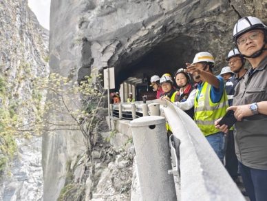 距離滿水位約4.8公尺｜縣長徐榛蔚視察燕子口堰塞湖，雖暫無潰壩危害，但地形陡峭、邊坡不穩定，持續警戒中！