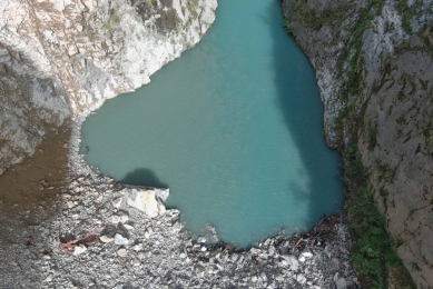 隨時會崩解｜壩體下方持續滲，立霧溪堰塞湖可能在短期內發生壩體滲流破壞或壩頂溢流潰決。