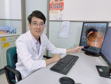 罕見家族性腺瘤性瘜肉症潛伏腸道 男子腸道長百顆瘜肉 遺傳病忽略恐成癌 嘉基醫師預防性全大腸切除術恢復良好