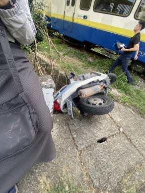 命大 驚險一瞬間 60歲婦恍神闖越阿里山火車平交道 撞斷遮斷桿擦撞栩悅號列車滑落水溝受傷