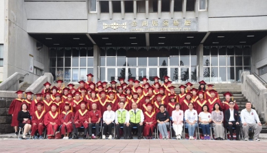 澎湖長青學苑結業典禮登場 陳光復肯定終身學習精神 社會處表示，本期長青學苑自4月21日開課，歷時半年，在全縣五鄉一市共開設50個班級，方便長者就近學習。課程內容豐富多元，涵蓋動態休閒、靜態藝文、科學新知與休閒運動等，總計參與651人，達1,215人次，其中最年長的是93歲的曾陳月女士。