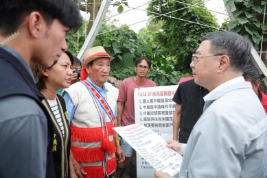 16頭目村長集體陳情｜卓榮泰重返光復災區視察，馬太鞍部落要求集體中繼屋安置！