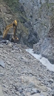 燕子口堰塞湖壩頂降低4公尺｜10/28日挖深擴寬深槽線加大引水量