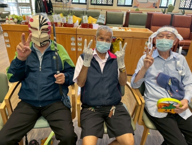 萬聖節，花壇日照中心長輩化身「鬼滅之刃」角色。（照片秀和苑日照提供）