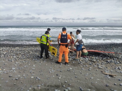 衝浪受傷無法返岸｜臺東海巡消防聯手馳援平安上岸