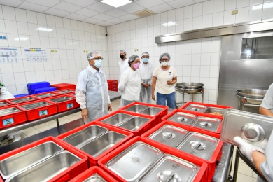 王縣長（左2）視察彰化泰和國小營養午餐。（照片縣府提供）