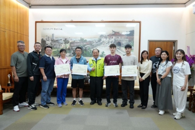 全國運澎湖羽球勇奪佳績　陳光復頒發超過55萬獎勵金表揚選手 114年全國運動會，澎湖縣羽球代表隊表現亮眼，勇奪多項佳績：男單選手王柏崴成功衛冕，完成二連霸壯舉；劉韋奇奪得男單第4名；女子雙打謝芷楹、謝紫庭獲第7名；男子雙打張瀞元、張瀞升拿下第8名；男子團體榮獲第8名