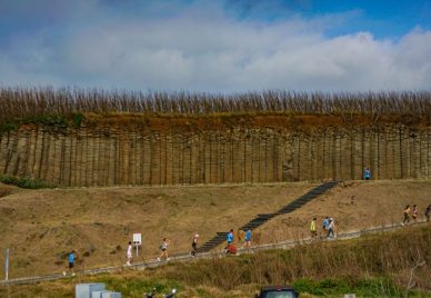 2025菊島澎湖跨海馬拉松11/2日早上開跑  從西嶼跑到馬公，沿途美景無限、海風吹拂，怎能少了最暖心的補給！今年主辦單位在賽道路線上，一樣有10站滿滿的在地風味補給，讓大家不只跑得遠，也吃得爽～  短里程的跑友也吃的到：西衛濱海站：腳踏車豆花、狀元糕…等；西衛小7：清蒸螃蟹、龍蝦沙拉法棍…等