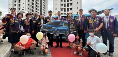 同濟會彰B區會長們合力捐車給家扶。(照片家扶提供)