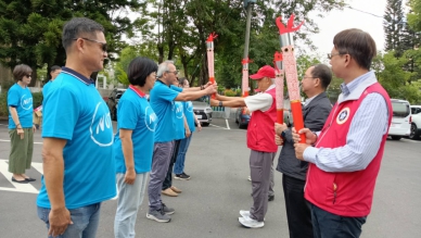 台南大學127歲「生日」,前校長吳鐵雄(右排中)將校慶聖火傳給彰化校友會理事長黃宏田(二排中)。(照片村上提供)