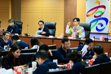 陳其邁穿阿美族「霞披」主持市政會議