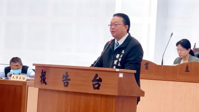 馬公市民代表會第12屆第6次定期會登場  黃健忠市長提出施政報告：務實施政、穩健前行 黃健忠強調，未來施政將以「基礎建設、民生服務、文化教育、永續治理」四大方向為主軸，繼續讓城市向前。他特別感謝代表會全體同仁長期以來的監督與支持，讓市政更貼近民意、施政更有效率。他說：「市政的成績不在報告裡，而在市民的生活裡。一條平整的道路、一盞亮著的路燈、一場讓孩子笑著參加的活動，都是我們最真實的成果。