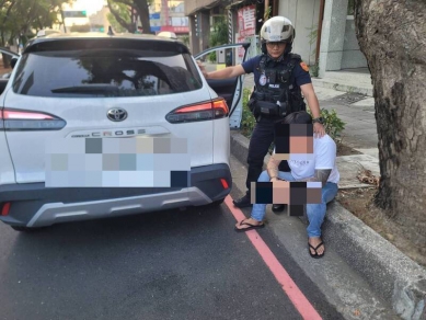 口香糖包裝露出槍管員警眼尖再搜出槍、彈